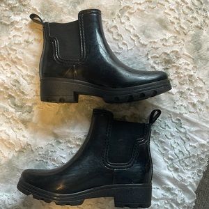Black ankle rain boots